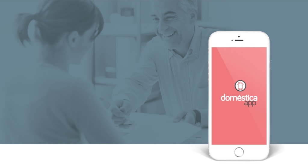IPhone com o Doméstica App mostrando ponto, folha de pagamento, férias, rescisão e vale-transporte.